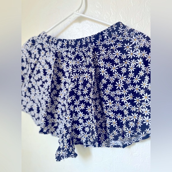 FOREVER21 FLORAL SHORTS - Picture 1 of 2